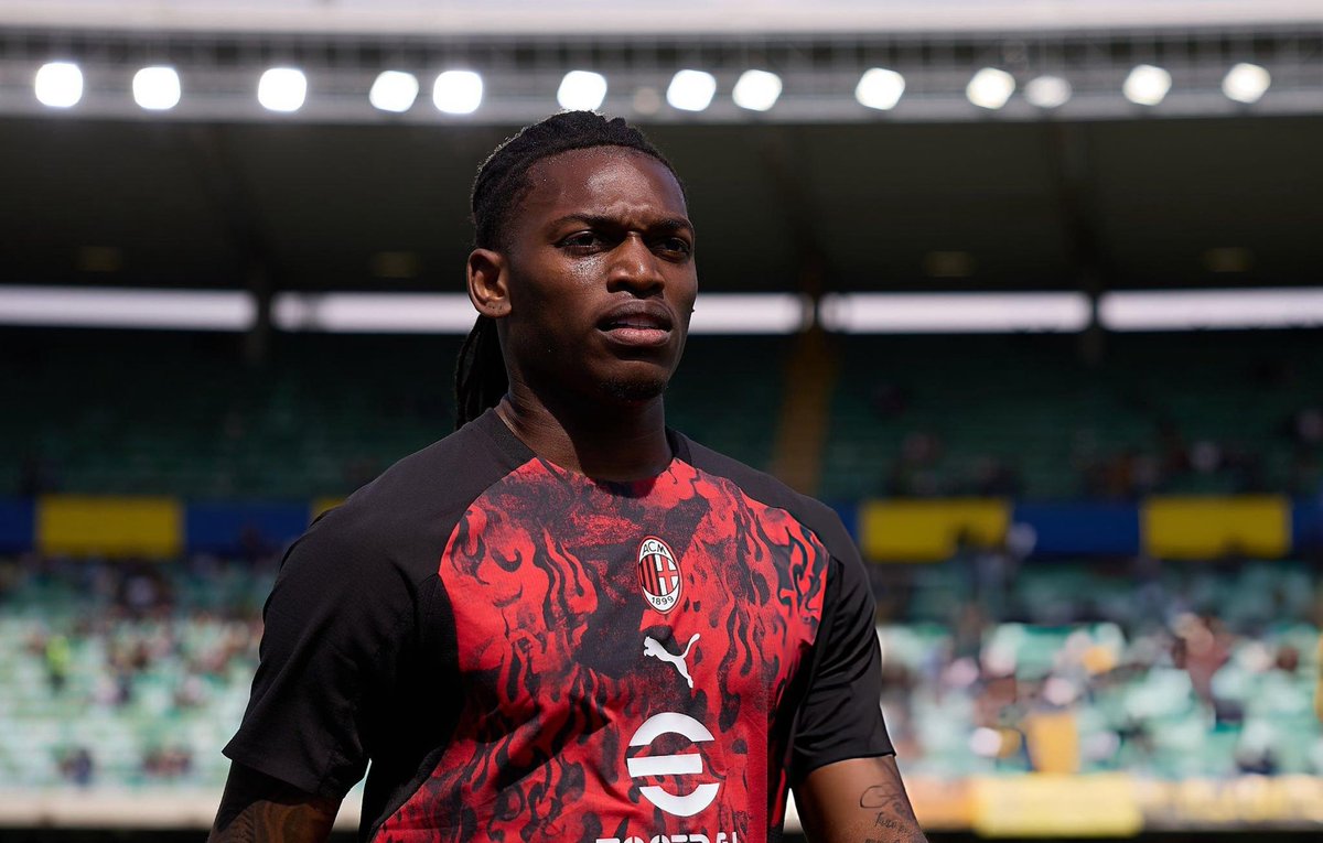 PesindeyizApp's tweet photo. Rafael Leao transfer yarışında Fenerbahçe önde. Yazılı teklif öncesi menajeriyle yeni görüşmeler yapılacak. Galatasaray da süreci takip ederken, arka planda Arap kulüpleri ve Manchester United'ın ilgisi var. (@PBPcalcio) https://t.co/EOWaYIg3QM