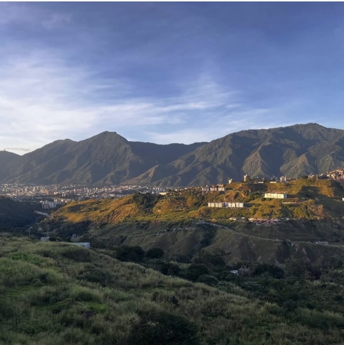 ValentinaGuzman's tweet photo. Caracas de mi corazón, tengo 10 años que no te veo pero te he extrañado todos los días y noches que no he estado contigo. Todavía despierto en las madrugadas diciendo: “hoy me toca cerro”, pensando en La Julia y en el Ávila. Mi papá me mandó esta foto hoy. https://t.co/ByyFfXPRND