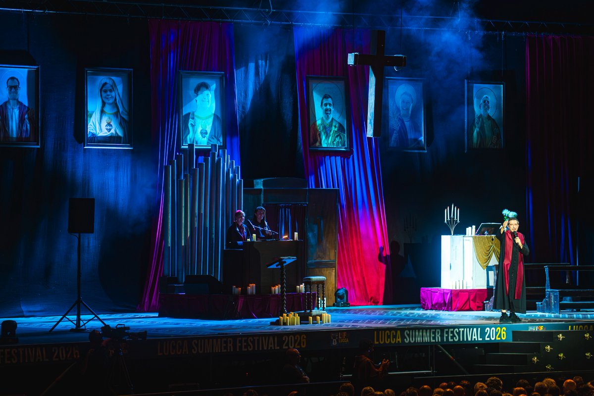 LuccaSummerFest's tweet photo. Questa sera, in piazza Napoleone, non è la musica a parlare ma lo spettacolo teatrale di Paolo Ruffini con la compagnia Mayor Von Frinzius.

Din Don Down ci porta a sfidare le nostre convinzioni tra molte risate e inaspettate riflessioni.

Foto di Francesco Prandoni https://t.co/2tXqYIFvmh
