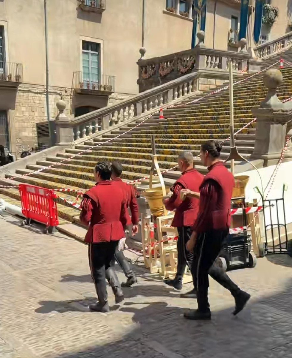 EnroladosBrazil's tweet photo. E nada da Gothel🗣️💜☀️

Dessa vez o que vazou foram os guardas no set de Enrolados Live action! As filmagens seguem a todo vapor em Girona na Espanha. https://t.co/cpzblx4EPQ