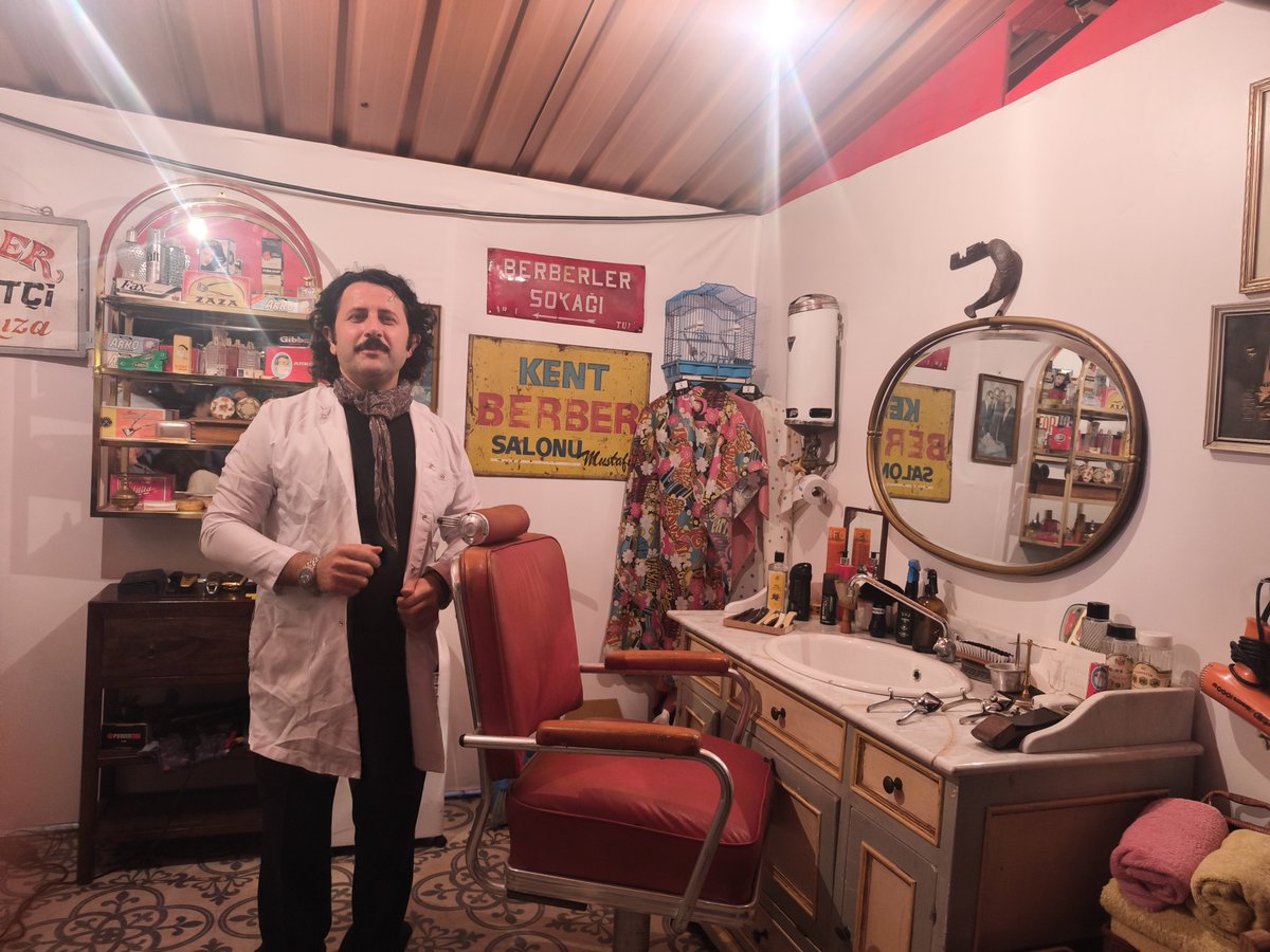 Abdullah_Bilbay's tweet photo. Berber nostaljisi. Makas keser fular iz bırakır.

#saçtansozler#abdullahbilbay#fularli#berber#fatihbelediyesiabdullahbilbay#bilbaykuafor https://t.co/1HL7S5flZF