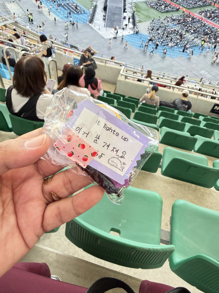 heymenardia's tweet photo. bts in busan 🫶🏻💜✨ #BTS_ARİRANG https://t.co/rxKa988F1A