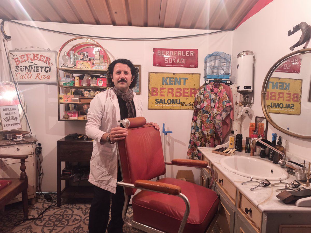 Abdullah_Bilbay's tweet photo. Berber nostaljisi. Makas keser fular iz bırakır.

#saçtansozler#abdullahbilbay#fularli#berber#fatihbelediyesiabdullahbilbay#bilbaykuafor https://t.co/1HL7S5flZF