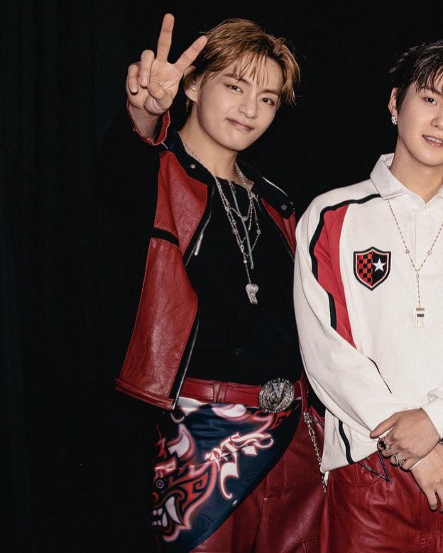 vantegirllie's tweet photo. BTS x FIFA Global Citizen Auction current Bids:

V scarf - $16K
JIMIN shirt - $15k
JUNGKOOK jacket - $8.5k
JHOPE gloves - $7.5k
SUGA pants - $6.5k
JIN belt- $4.2k
RM boots - $3k 

•taehyung’s scarf currently has the highest bid among all the available items🔥 https://t.co/7picqIsvJR