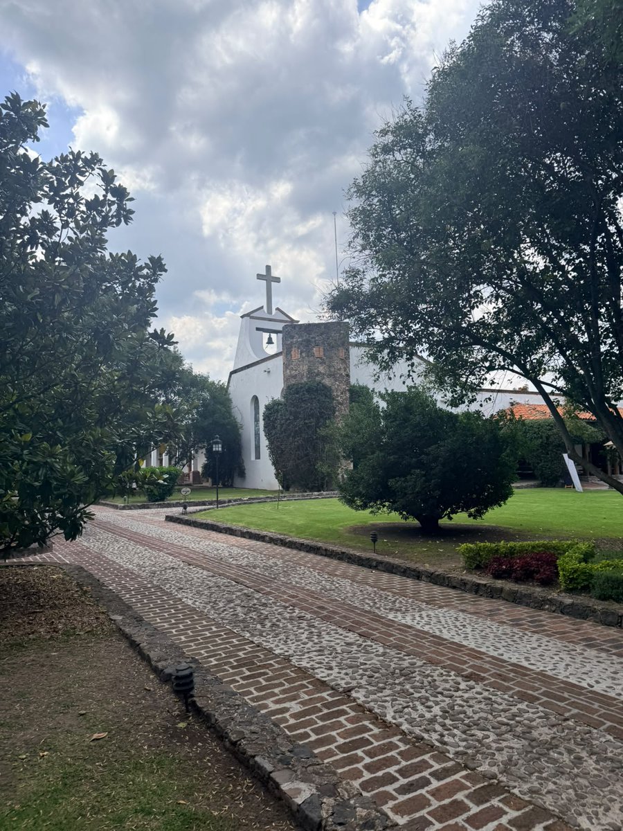 patushk's tweet photo. La magia de las Haciendas me raya, yo creo que en alguna vida viví en una seguramente, conocer espacios de años tan remotos (1700 aprox) es algo increíble, imaginar todas las historias detrás me vuela la cabeza, btw el cura Hidalgo dio una misa en esta capilla 💗 https://t.co/KWDFjtz4dd