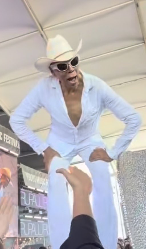 LadyInferno2's tweet photo. @itssimplyangel Kara laughing I’m weak af https://t.co/umGBzXxxF9