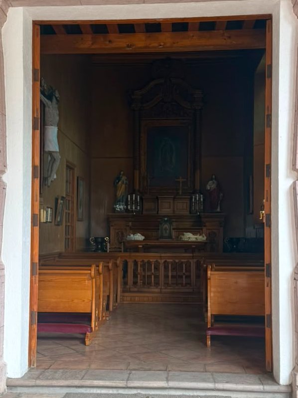 patushk's tweet photo. La magia de las Haciendas me raya, yo creo que en alguna vida viví en una seguramente, conocer espacios de años tan remotos (1700 aprox) es algo increíble, imaginar todas las historias detrás me vuela la cabeza, btw el cura Hidalgo dio una misa en esta capilla 💗 https://t.co/KWDFjtz4dd
