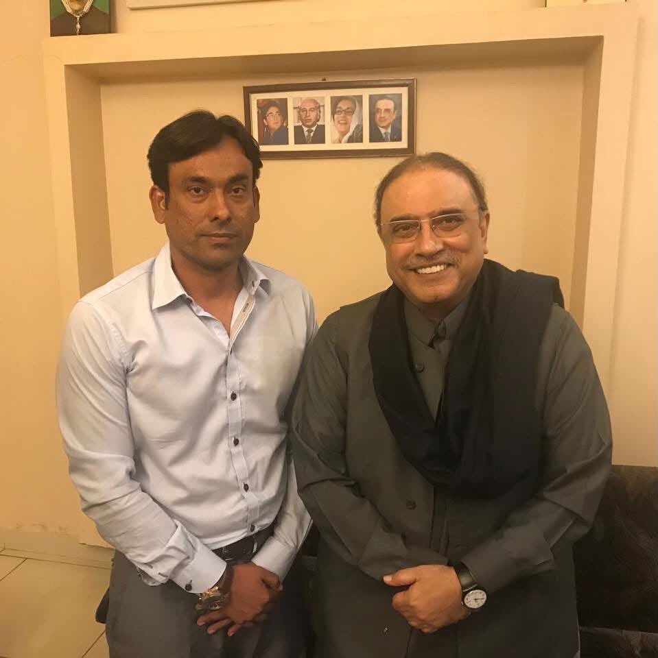 JunaidBulandPPP's tweet photo. وزیرِ اعلٰی سندھ کے معاون خصوصی چئیرمین اسٹیوٹا جنید بلند کا صدر پاکستان آصف علی زرداری کی سالگرہ کے موقع پر پیغام ..!
سالارِ جمہوریت صدر پاکستان آصف علی زرداری کی 71 ویں سالگرہ کے موقع پران کی ہمت، جرأت اور بہادری کو سلام پیش کرتے ہیں :- جنید بلند 

#HBDPresidentZardari https://t.co/RGKMK1spsy