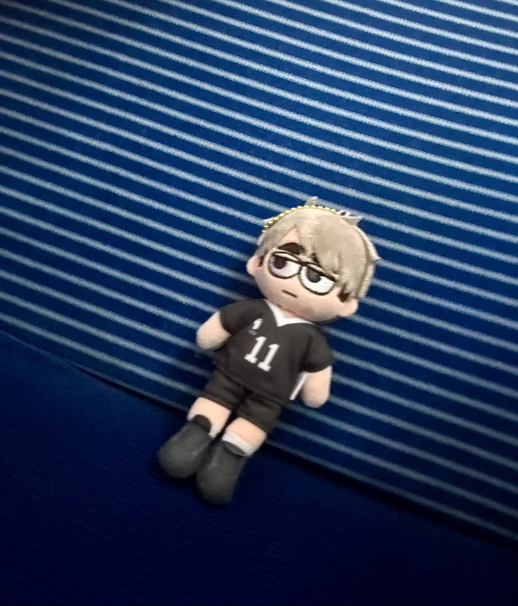 aesop_nui's tweet photo. どうもこんにちは、お久しぶりです。今日は治くんぬいとお出掛けです。これはバスに座る治くんです。なんやこない早起きして…という顔をしています。可愛いね！ https://t.co/90a9xgivX1