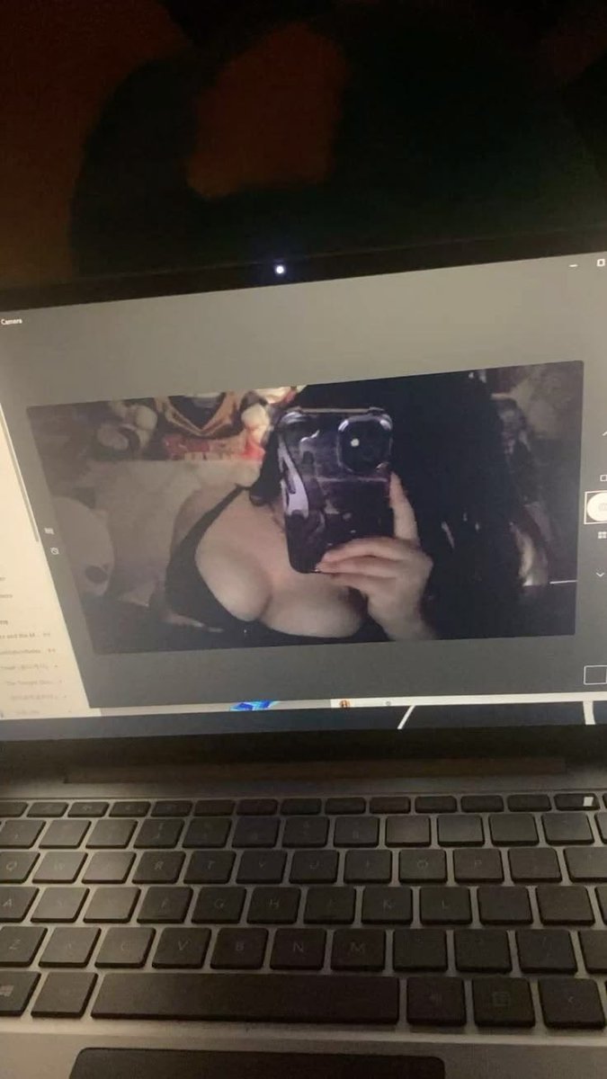 prettyinazul00's tweet photo. Who’s your mommy my little piggies 🐽 
#sugarbabby #findom #money #payme #nails #abg https://t.co/OEWo1I16p9