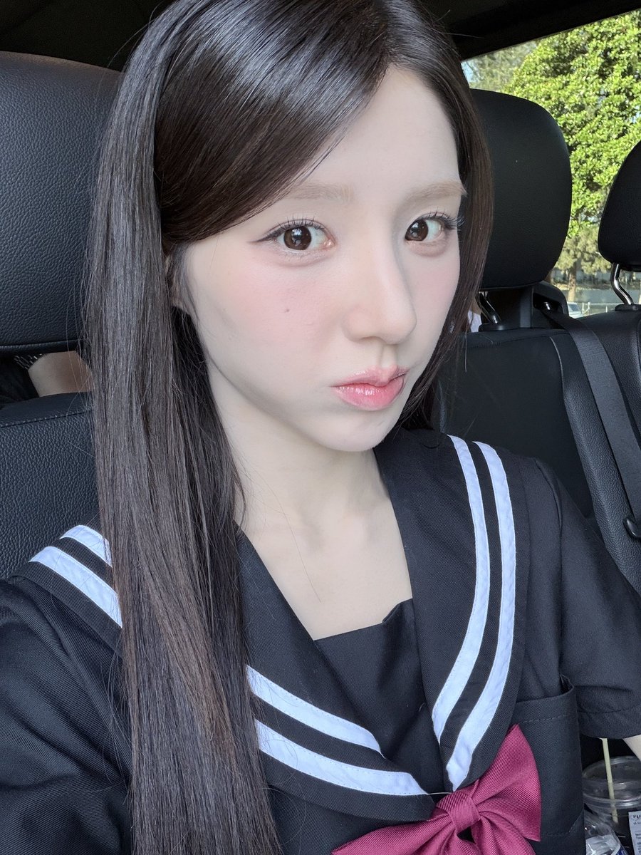 heejin on my phone 📁 tweet media