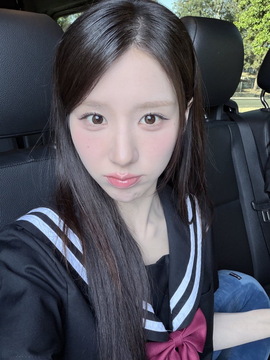 heejin on my phone 📁 tweet media