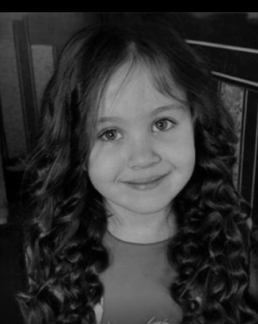 DakdaR22's tweet photo. 6-year-old Yelyzaveta lost her life in a Russian mortar attack💔 
On March 16, 2022, the girl was attempting to leave Mariupol with her parents when an enemy shell struck their car.

🙈
Such beautiful girl
It's painful 
Rest in peace💔

Another russian attack on civilian vehicle!!!😡

(Memorial. ua)