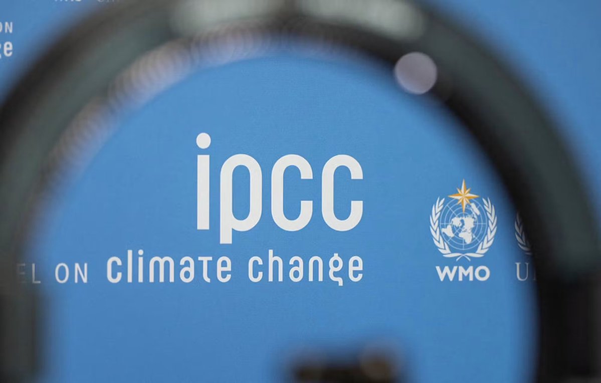 ChrisMartzWX's tweet photo. Contrary to popular belief, the IPCC was created to specifically task scientists with finding evidence of harmful human-induced global warming (and by extension, climate change). They were not tasked with looking for natural causes or potential benefits of global warming.

This is not a conspiracy theory it is a verifiable fact. In their Principles of Governing Work, they state,

💬 “𝑇ℎ𝑒 𝑟𝑜𝑙𝑒 𝑜𝑓 𝑡ℎ𝑒 𝐼𝑃𝐶𝐶 𝑖𝑠 𝑡𝑜 𝑎𝑠𝑠𝑒𝑠𝑠 𝑎 𝑐𝑜𝑚𝑝𝑟𝑒ℎ𝑒𝑛𝑠𝑖𝑣𝑒, 𝑜𝑏𝑗𝑒𝑐𝑡𝑖𝑣𝑒 𝑎𝑛𝑑 𝑡𝑟𝑎𝑛𝑠𝑝𝑎𝑟𝑒𝑛𝑡 𝑏𝑎𝑠𝑖𝑠 𝑡𝑜 𝑡ℎ𝑒 𝑠𝑐𝑖𝑒𝑛𝑡𝑖𝑓𝑖𝑐, 𝑡𝑒𝑐ℎ𝑛𝑖𝑐𝑎𝑙 𝑎𝑛𝑑 𝑠𝑜𝑐𝑖𝑜-𝑒𝑐𝑜𝑛𝑜𝑚𝑖𝑐 𝑖𝑛𝑓𝑜𝑟𝑚𝑎𝑡𝑖𝑜𝑛 𝑟𝑒𝑙𝑒𝑣𝑎𝑛𝑡 𝑡𝑜 𝑢𝑛𝑑𝑒𝑟𝑠𝑡𝑎𝑛𝑑𝑖𝑛𝑔 𝑡ℎ𝑒 𝑠𝑐𝑖𝑒𝑛𝑡𝑖𝑓𝑖𝑐 𝑏𝑎𝑠𝑖𝑠 𝑜𝑓 𝒓𝒊𝒔𝒌 𝒐𝒇 𝒉𝒖𝒎𝒂𝒏-𝒊𝒏𝒅𝒖𝒄𝒆𝒅 𝒄𝒍𝒊𝒎𝒂𝒕𝒆 𝒄𝒉𝒂𝒏𝒈𝒆, 𝑖𝑡𝑠 𝑝𝑜𝑡𝑒𝑛𝑡𝑖𝑎𝑙 𝒊𝒎𝒑𝒂𝒄𝒕𝒔 𝑎𝑛𝑑 𝑜𝑝𝑡𝑖𝑜𝑛𝑠 𝑓𝑜𝑟 𝑎𝑑𝑎𝑝𝑡𝑎𝑡𝑖𝑜𝑛 𝑎𝑛𝑑 𝑚𝑖𝑡𝑖𝑔𝑎𝑡𝑖𝑜𝑛.”

🔗 https://t.co/yNpGTt8OwE

The IPCC was not created by scientists. Therefore, it is not a scientific arm, but rather a political tool. It was created by bureaucrats and political opportunists in the United Nations who intended to use the scientific community to jog their energy policy cart along, not create an unbiased assessment report of the body of scientific literature. While the Working Group I reports are okay because they are strictly a Physical Science Basis, they do selectively leave out papers that do not align with the pre-approved narrative and since 2007, there have been very few, if any contrarian scientists invited to participate in the drafting process.