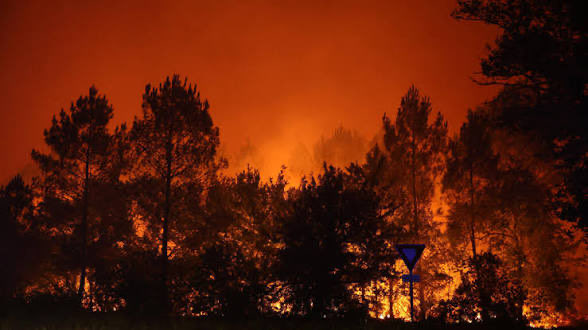 InformationsSF's tweet photo. Nous allons avoir une fenêtre de tir de deux jours avec la pluie prévue dimanche et lundi et avant le retour de la canicule à #Bordeaux et en #Gironde mardi pour #circonscrire le #feu ou au moins le contenir en protection des #habitations https://t.co/lSUGQgk58B