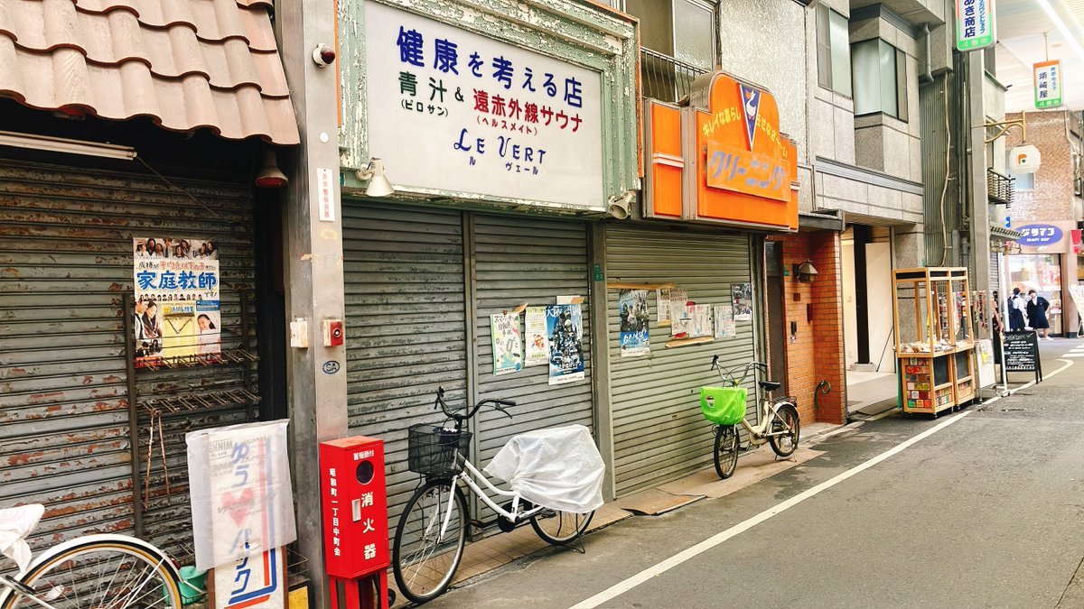 knm_shi's tweet photo. 吊りポスターを見て昔、商店街ポスターで
バズっていた商店街だと気が付きました。
このポスターは賛否両論ありましたねぇ��

📍大阪市阿倍野区／文の里商店街４番街

#商店街 #まち歩き https://t.co/8yed6qe2Qy