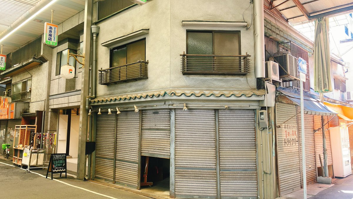 knm_shi's tweet photo. 吊りポスターを見て昔、商店街ポスターで
バズっていた商店街だと気が付きました。
このポスターは賛否両論ありましたねぇ��

📍大阪市阿倍野区／文の里商店街４番街

#商店街 #まち歩き https://t.co/8yed6qe2Qy