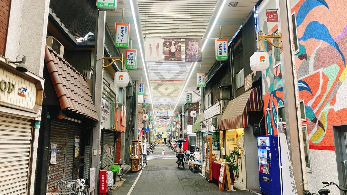 knm_shi's tweet photo. 吊りポスターを見て昔、商店街ポスターで
バズっていた商店街だと気が付きました。
このポスターは賛否両論ありましたねぇ��

📍大阪市阿倍野区／文の里商店街４番街

#商店街 #まち歩き https://t.co/8yed6qe2Qy