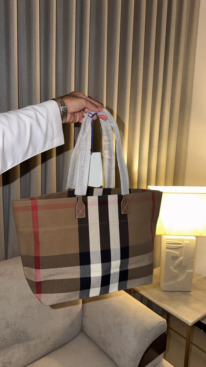 F_Brand0's tweet photo. BURBERRY 

الخصم 50% 
رجع توفرت وأكثر طلب التوت باق 😍🤎

2150 sr https://t.co/pDwzR5G2WX