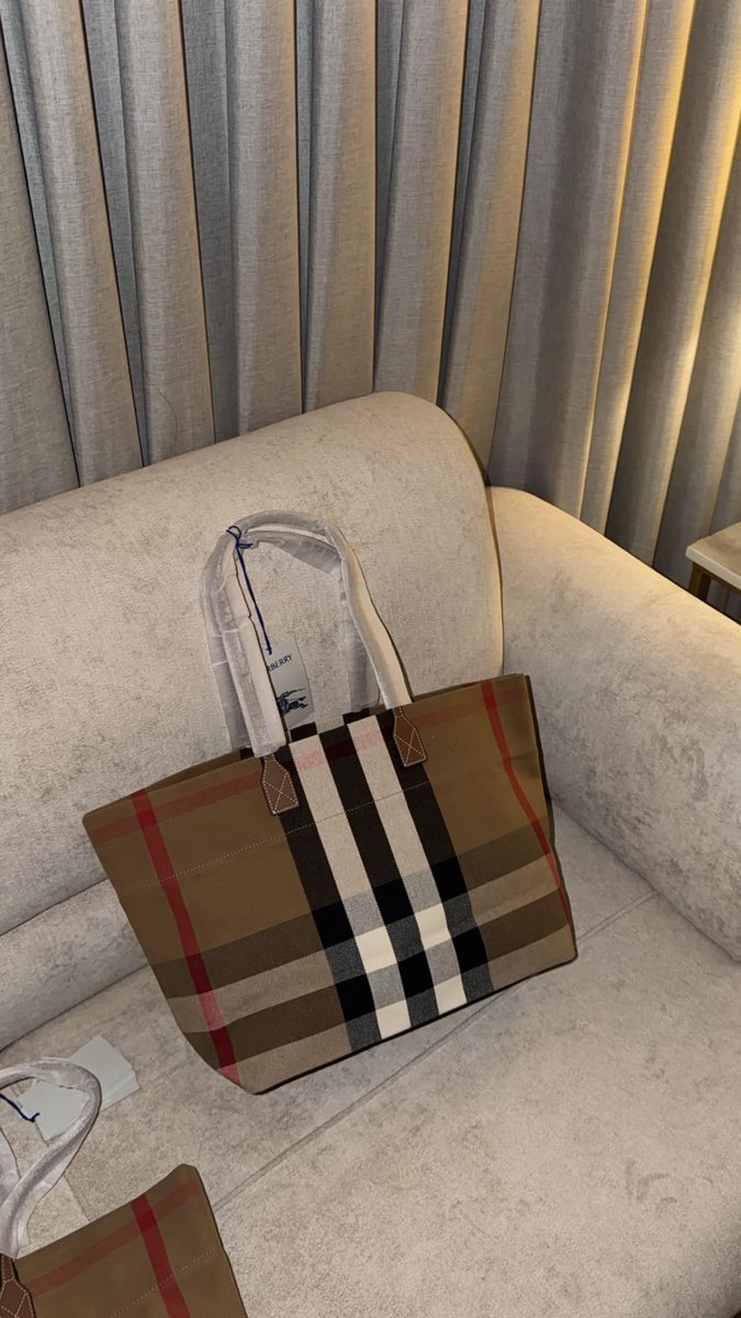 F_Brand0's tweet photo. BURBERRY 

الخصم 50% 
رجع توفرت وأكثر طلب التوت باق 😍🤎

2150 sr https://t.co/pDwzR5G2WX