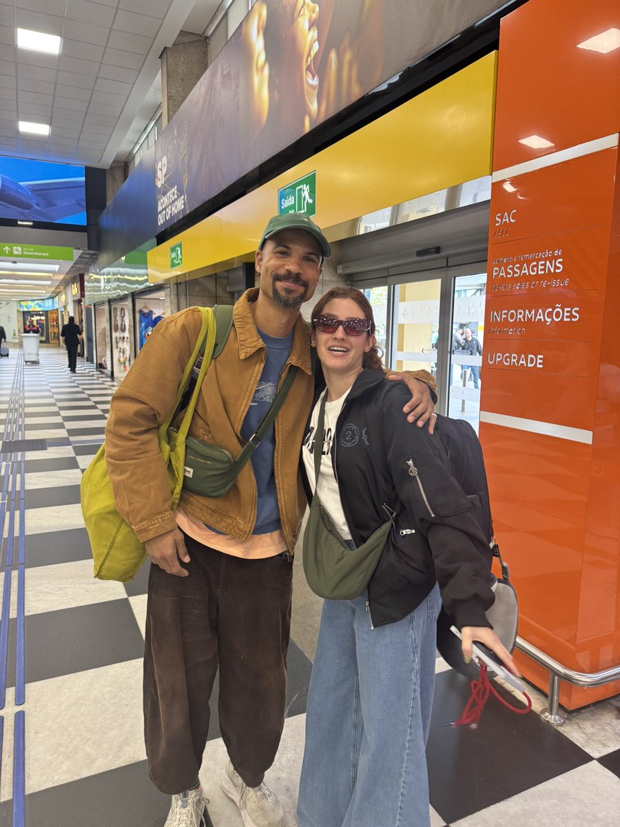 bestharrysbr's tweet photo. E quando as adms estavam indo embora chochas/capengas e encontraram DO NADA o Yaffra e os integrantes do Fcukers?!!!

Passamos uns 3 minutos batendo um papo com o Yaffra que foi super querido e disse que ama fazer show aqui e nos desejou uma boa volta para nossa casa 🥹🫶 https://t.co/KQxmtspl6A