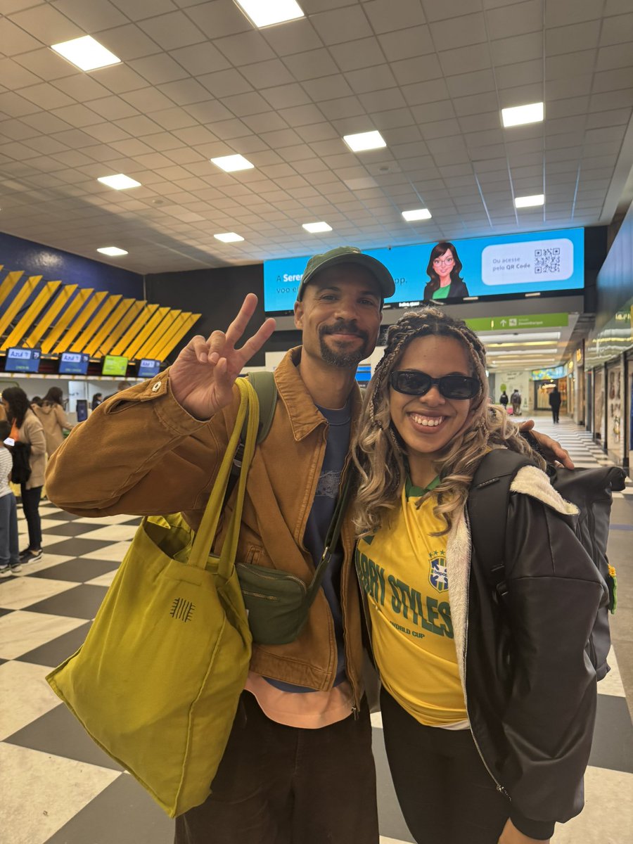bestharrysbr's tweet photo. E quando as adms estavam indo embora chochas/capengas e encontraram DO NADA o Yaffra e os integrantes do Fcukers?!!!

Passamos uns 3 minutos batendo um papo com o Yaffra que foi super querido e disse que ama fazer show aqui e nos desejou uma boa volta para nossa casa 🥹🫶 https://t.co/KQxmtspl6A