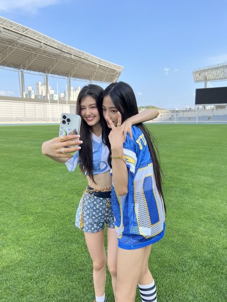 shotbyminji's tweet photo. minji + dani ♥︎ https://t.co/z0o9KN4tGT