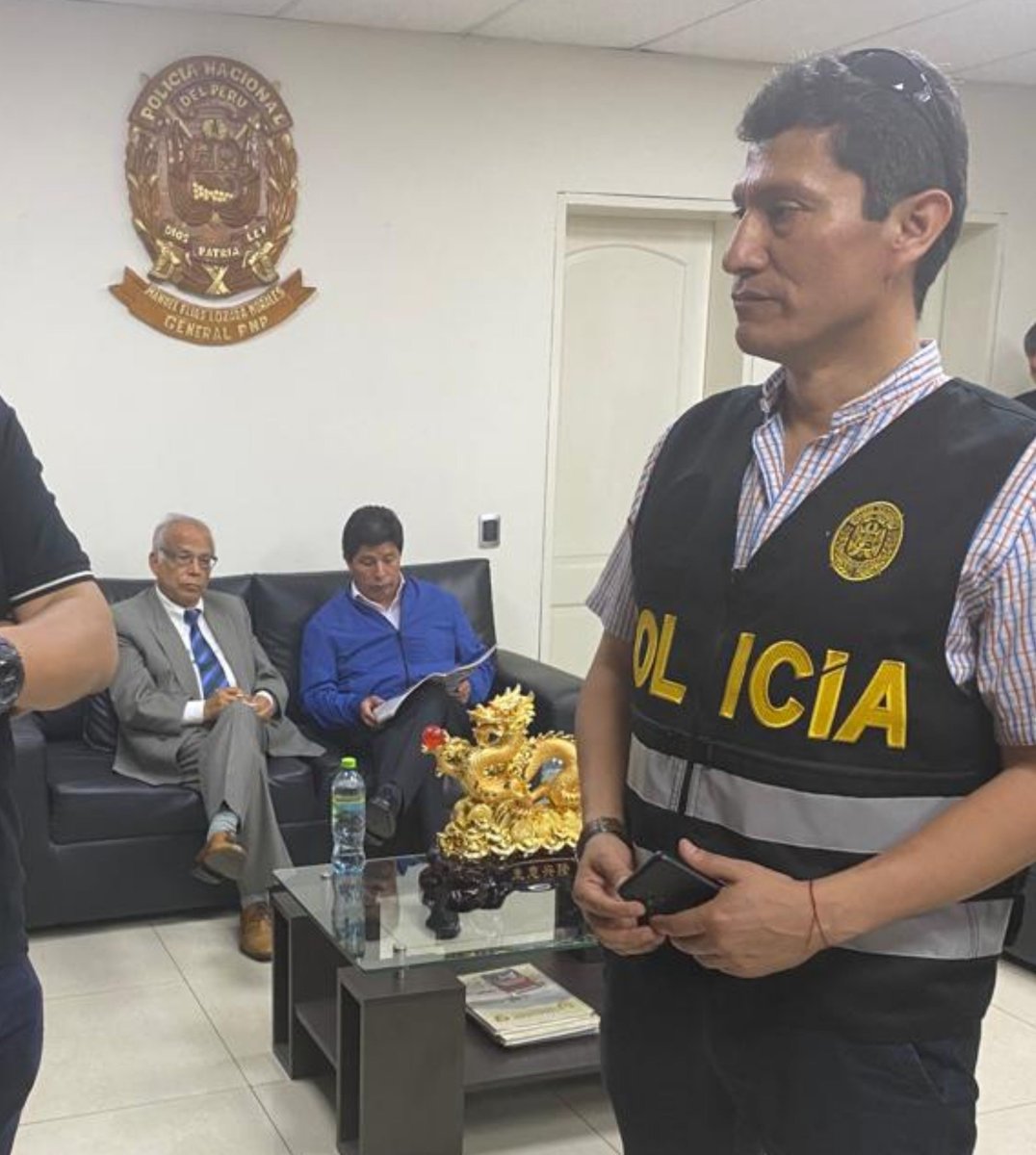 Karblack111's tweet photo. Harvey Colchado, que formó parte de la detención de Pedro Castillo y a quien antes se escuchaba hablar como un firme combatiente del terrorismo, ahora se alía con el partido JP, plagado de terroristãs y que busca liberar a Pedro Castillo.
Qué rápido se acomodó x oportunismo. https://t.co/8CH9FMqRqQ