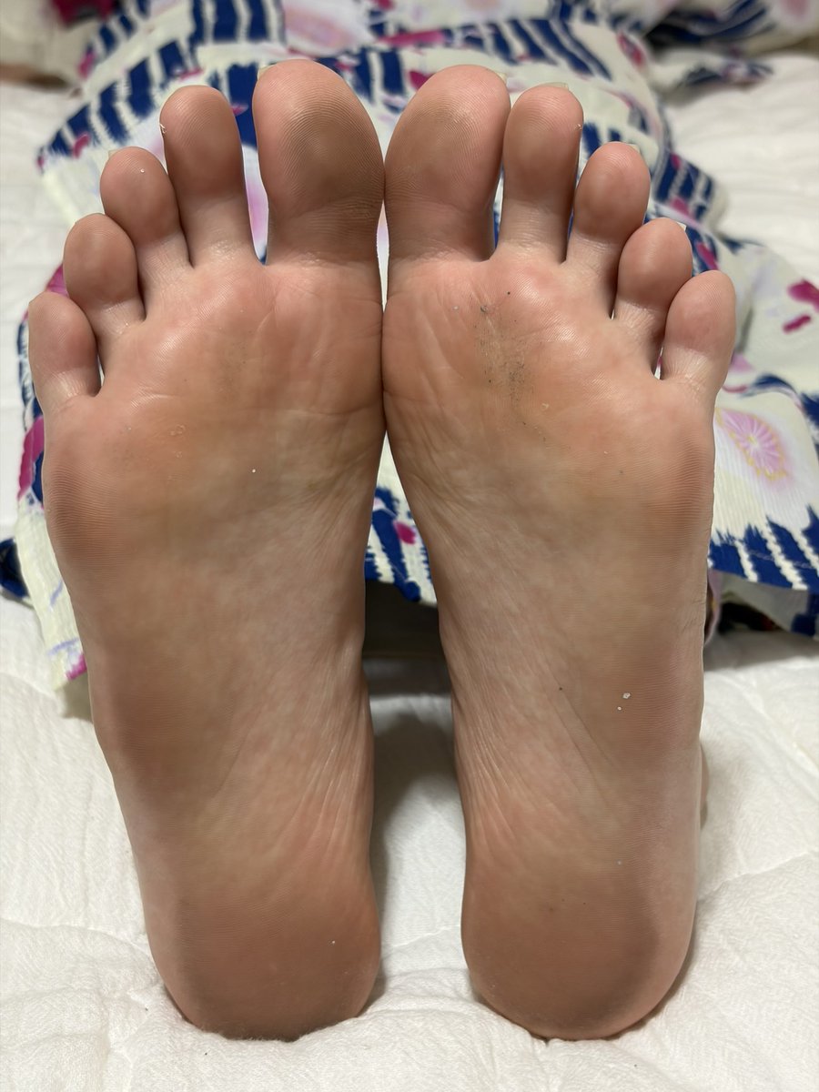 yui_lab0's tweet photo. 3300人で動画載せちゃう！！
浴衣で1日歩いてたら足の裏真っ黒だった👀

足裏フェチさんに刺さるんじゃない？笑

もうすぐ鍵垢にするから今の間にフォローしといてね👧
#被写体　#被写体モデル  #ポートレート　#裸足　#裸足女子　#足裏　#足フェチ https://t.co/XfuKgJW4Gw