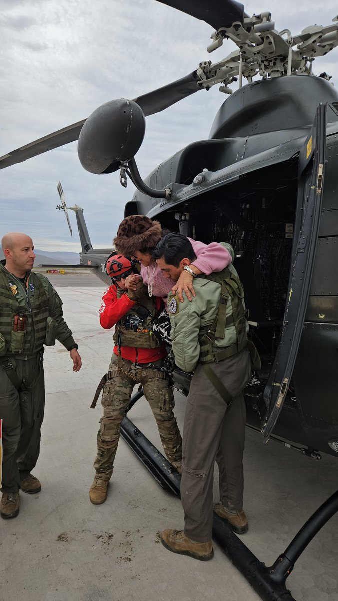 FACh_Chile's tweet photo. Dos adultos mayores que permanecían aislados en Punta de Choros producto del sistema frontal fueron evacuados en un helicóptero Bell-412 de la Fuerza Aérea de Chile hasta el Aeropuerto de La Serena. https://t.co/8q6xV8ajxe