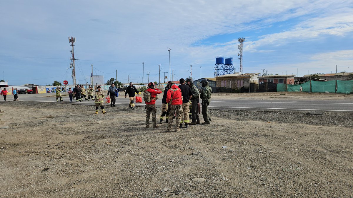 FACh_Chile's tweet photo. Dos adultos mayores que permanecían aislados en Punta de Choros producto del sistema frontal fueron evacuados en un helicóptero Bell-412 de la Fuerza Aérea de Chile hasta el Aeropuerto de La Serena. https://t.co/8q6xV8ajxe