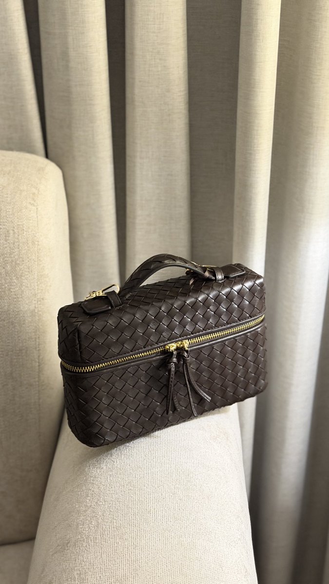 F_Brand0's tweet photo. BOTTEGA GIOTTI 

3290 sr 
رجع توفر البرونز والبراون اكثر طلب ما شاءالله 🤎 https://t.co/DWMSXPAIdu