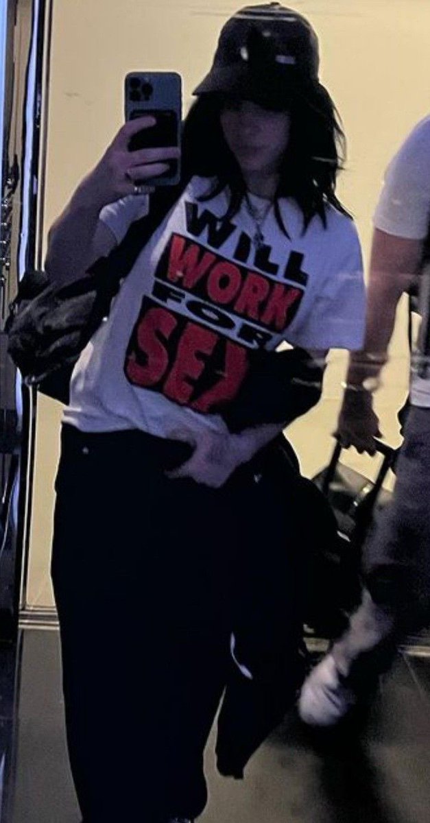 caleighscomet's tweet photo. this genre of billie photos https://t.co/zl9Kn54JZV