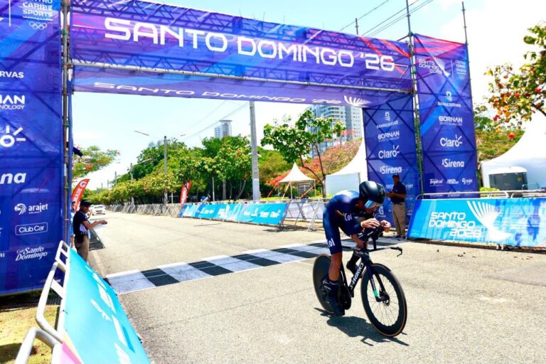 teleSURtv's tweet photo. 🚨 Colombia estrena su medallero dorado en Santo Domingo 2026 con Walter Vargas

🔴 El ciclista antioqueño del Team Medellín-EPM se impuso con autoridad en la contrarreloj individual y reafirmó su hegemonía regional contra el reloj. ¿Logrará la delegación colombiana meterse en la pelea por el liderato del medallero? 

https://t.co/vFIMUxex7H