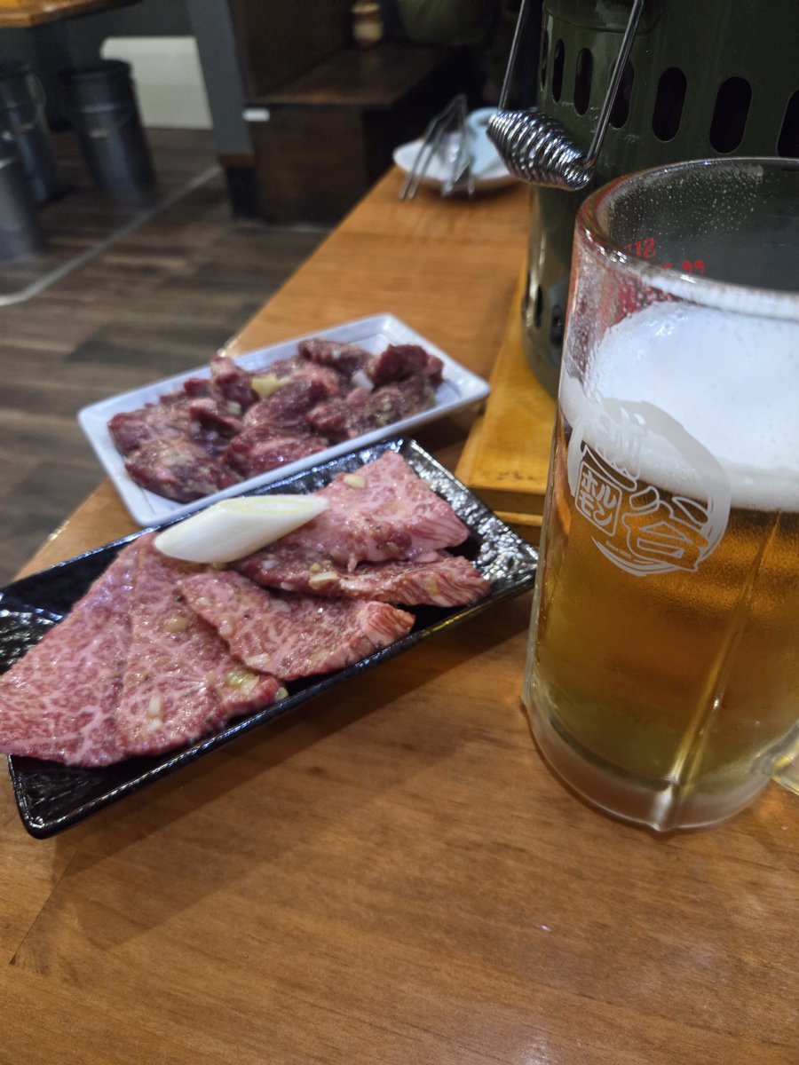 ganocchi's tweet photo. 身体を引き締めるため数ヶ月ストイックな食生活を送っているが、誕生日くらい豪勢にいったっていいよねってことで焼肉。
それでもせめてもの節制と、辛いタレのかかった冷奴を白米代わりに食ってたが、シメに勝浦タンタン麺なるメニューをいってしまった。
本場のソレと比べてどうかと言われるとウーンだが、まあ久々のラーメンだったので泣ける。