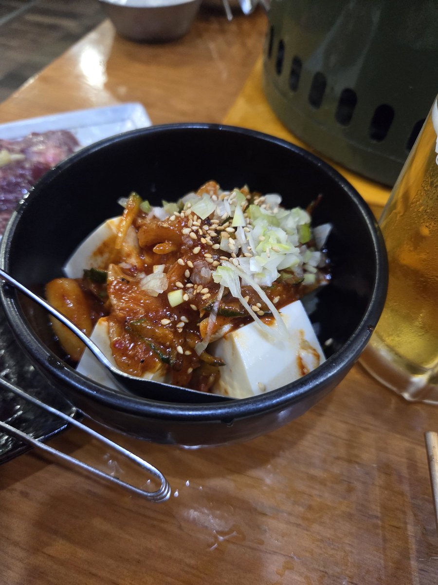ganocchi's tweet photo. 身体を引き締めるため数ヶ月ストイックな食生活を送っているが、誕生日くらい豪勢にいったっていいよねってことで焼肉。
それでもせめてもの節制と、辛いタレのかかった冷奴を白米代わりに食ってたが、シメに勝浦タンタン麺なるメニューをいってしまった。
本場のソレと比べてどうかと言われるとウーンだが、まあ久々のラーメンだったので泣ける。