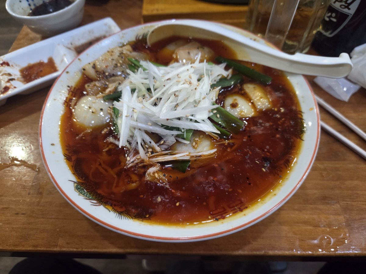 ganocchi's tweet photo. 身体を引き締めるため数ヶ月ストイックな食生活を送っているが、誕生日くらい豪勢にいったっていいよねってことで焼肉。
それでもせめてもの節制と、辛いタレのかかった冷奴を白米代わりに食ってたが、シメに勝浦タンタン麺なるメニューをいってしまった。
本場のソレと比べてどうかと言われるとウーンだが、まあ久々のラーメンだったので泣ける。