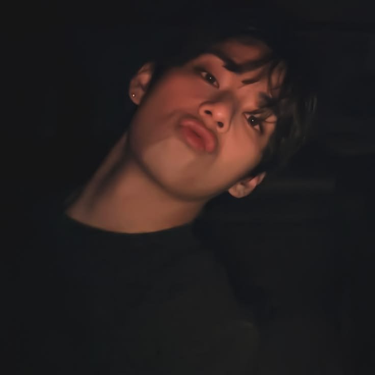 thvvmnijk's tweet photo. #taekookau onde Jungkook é um ômega de unhas feitas e roupas curtas, e Taehyung é o alfa mais cobiçado da faculdade. Eles ficam, provocam um ao outro na frente de todo mundo, mas juram que não é nada sério. Até que uma briga por ciúmes transforma tudo em algo maior. https://t.co/VyWoP6gUBR