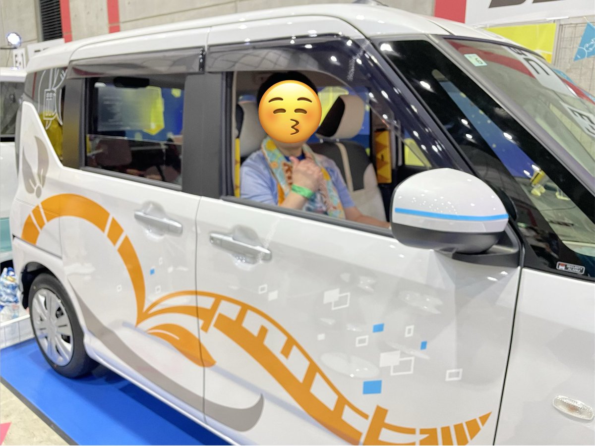 hamari_n's tweet photo. リンちゃんの車に乗ってスタッフさんに写真撮ってもらた♪ https://t.co/2aCZ8VDlP0