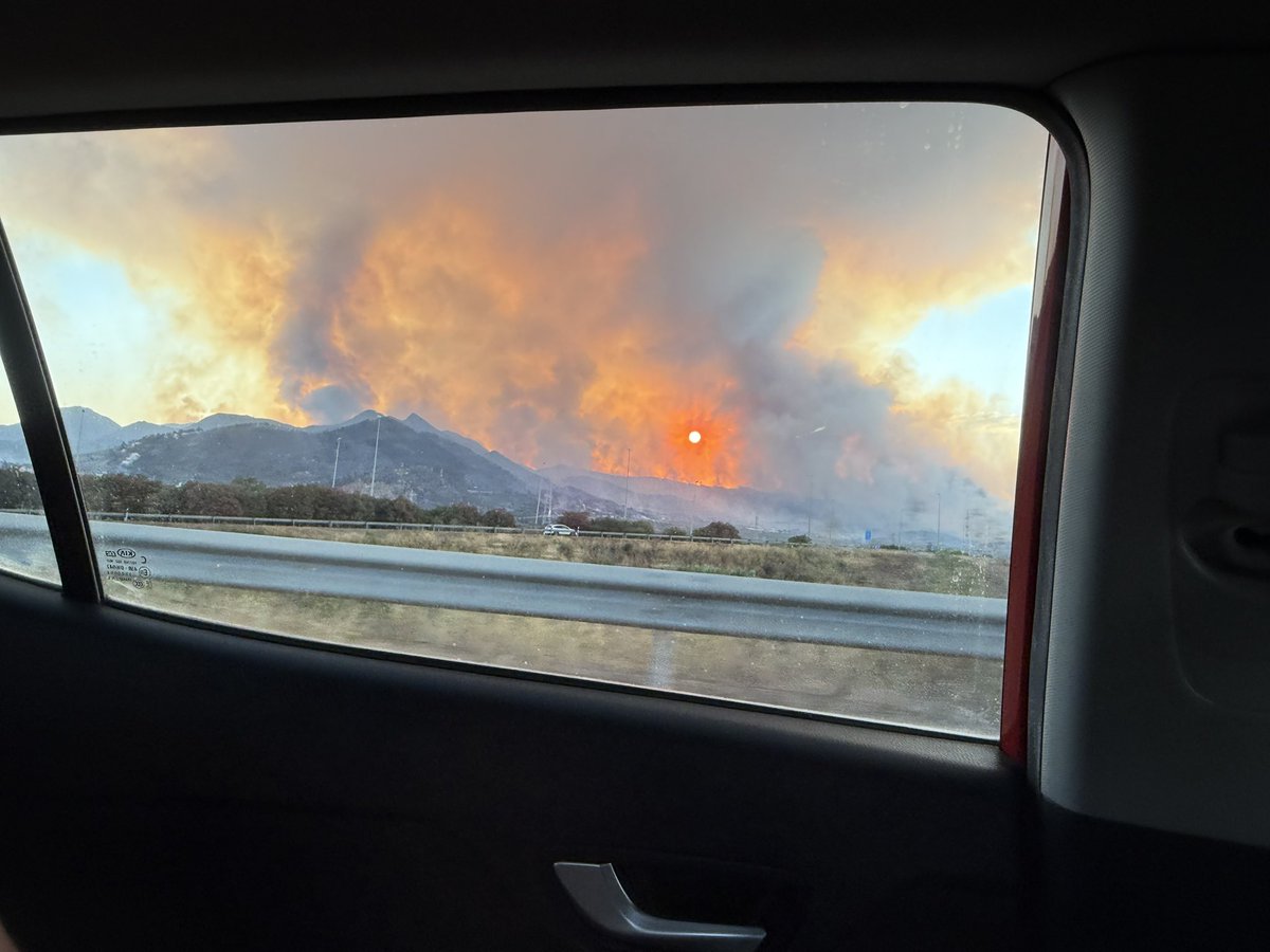 sarlandex's tweet photo. Madremia que desastre de incendio en la Vall d'Uixó y pueblos cercanos, a esto no hay derecho. Mucha fuerza y ánimo para todos los afectados ❤️💪🫂#IFValldUixó https://t.co/w6nxkJEkpf