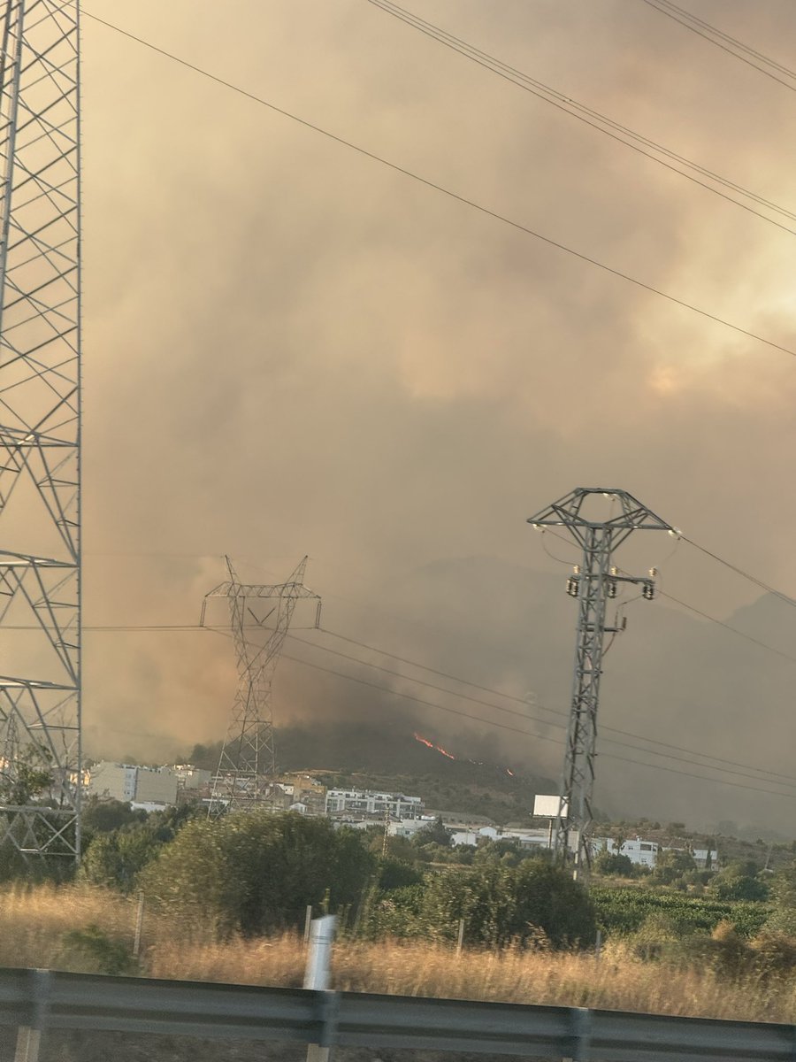 sarlandex's tweet photo. Madremia que desastre de incendio en la Vall d'Uixó y pueblos cercanos, a esto no hay derecho. Mucha fuerza y ánimo para todos los afectados ❤️💪🫂#IFValldUixó https://t.co/w6nxkJEkpf