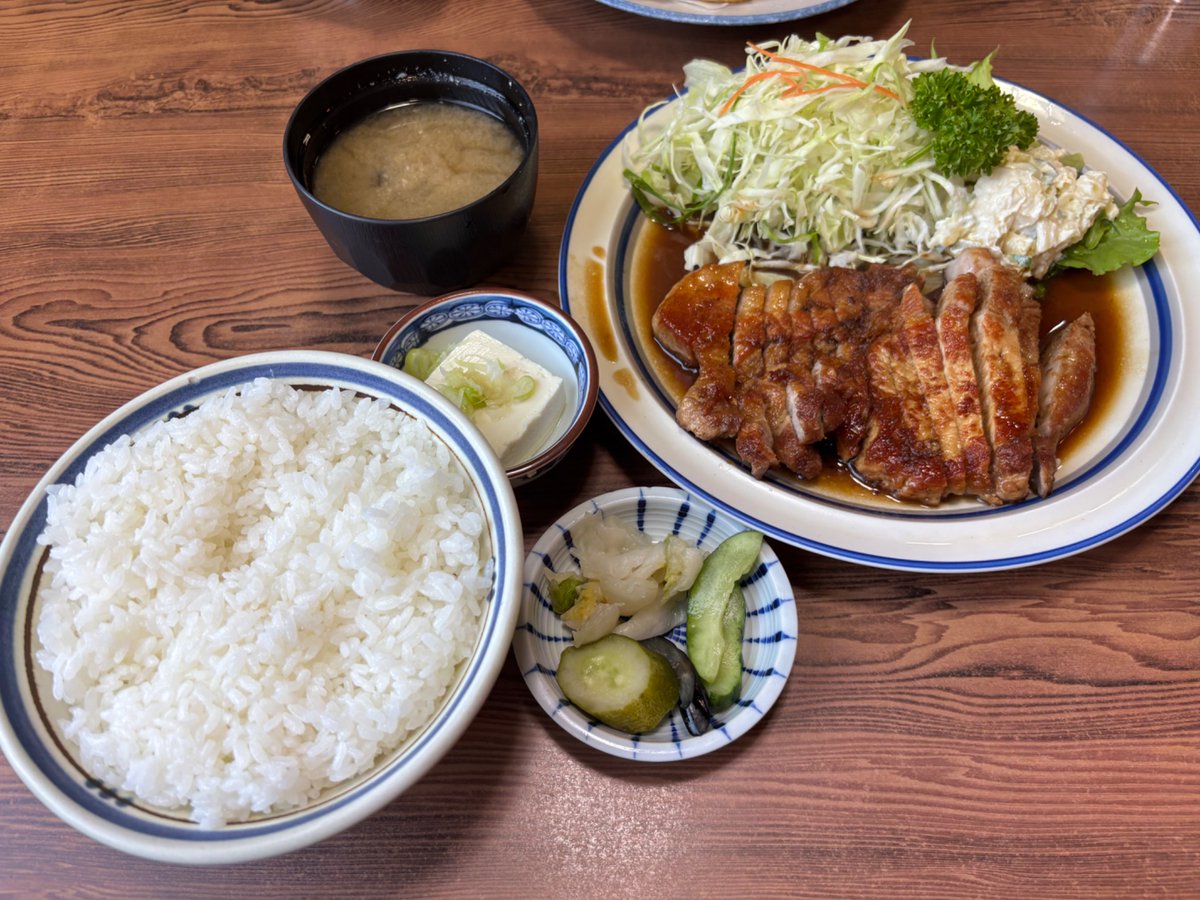 75197519A's tweet photo. 小川食堂@銚子市
ﾛｰｽ焼肉定食
上天ぷら盛り定食
昨日、ｲｵﾝﾓｰﾙ銚子まで来たので近くのこちらへ訪店🚙
焼肉ﾛｰｽが最高に😍
#うまーみん 🥰💯
肉が厚くとっても柔らかい🥩
ﾎﾟﾃｻﾗも良き👍
天ぷらもｻｸｻｸで美味しかったそうです😆
ご馳走さまでした🙏 https://t.co/yTc2IHZskE