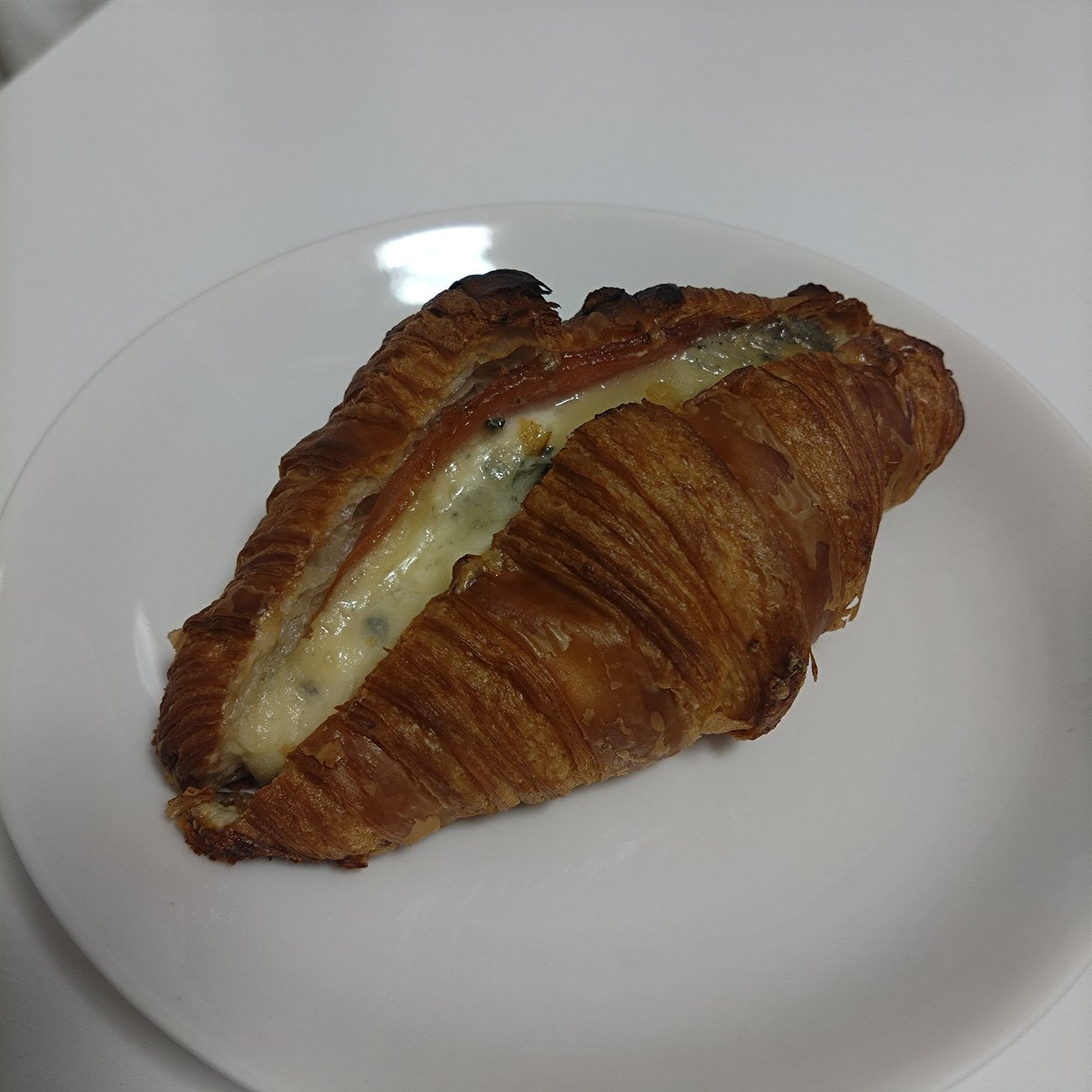 toritowo0419's tweet photo. 昨日帰りに梅田で買ったパン。
クロワッサンは次の日に食べると美味しくないので避けてたけど、ちゃんとリベイクしたらサックサクで美味しかったー。久々のファイブランも。
しかし我ながら写真撮るの下手すぎるな https://t.co/1Uh7QdnasZ