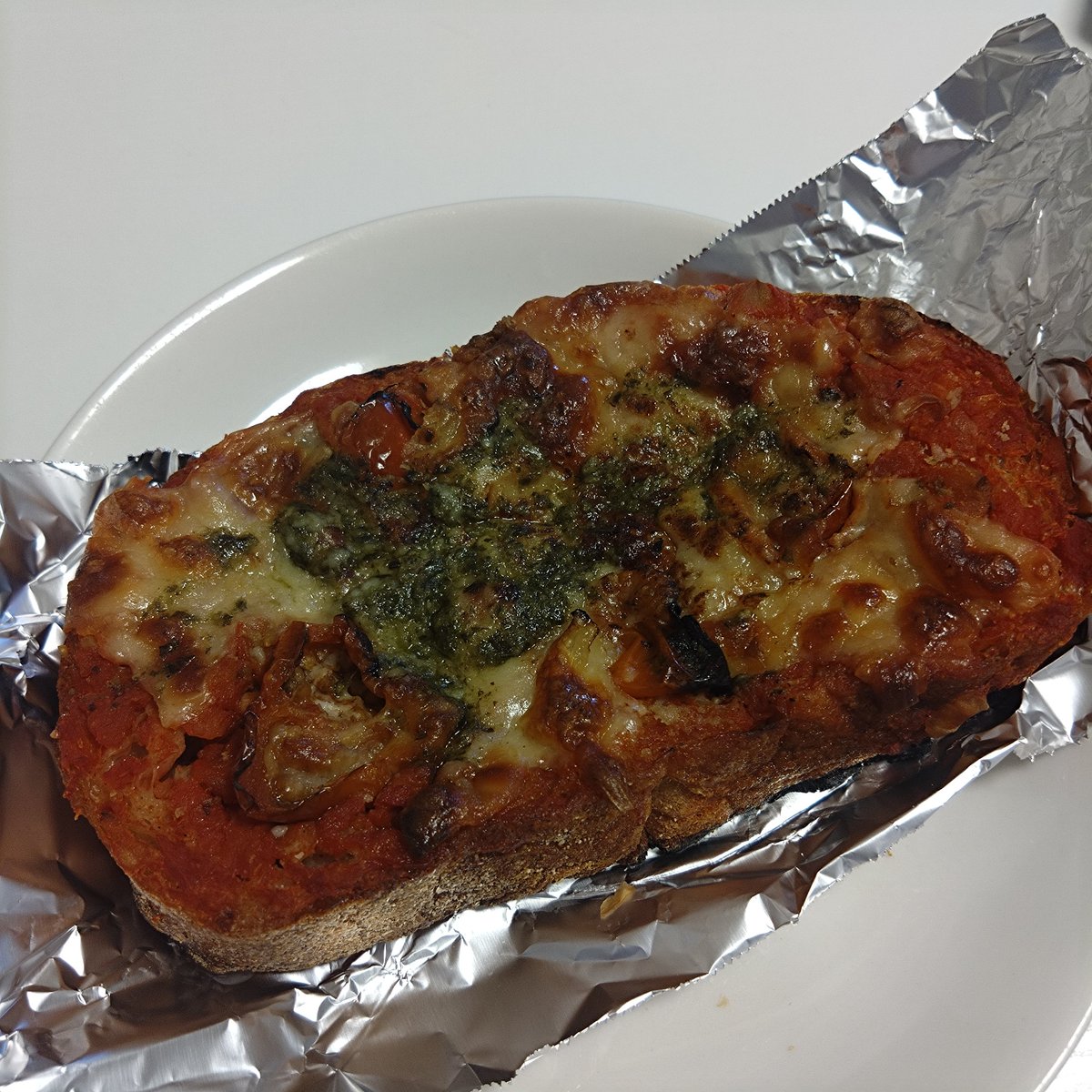 toritowo0419's tweet photo. 昨日帰りに梅田で買ったパン。
クロワッサンは次の日に食べると美味しくないので避けてたけど、ちゃんとリベイクしたらサックサクで美味しかったー。久々のファイブランも。
しかし我ながら写真撮るの下手すぎるな https://t.co/1Uh7QdnasZ