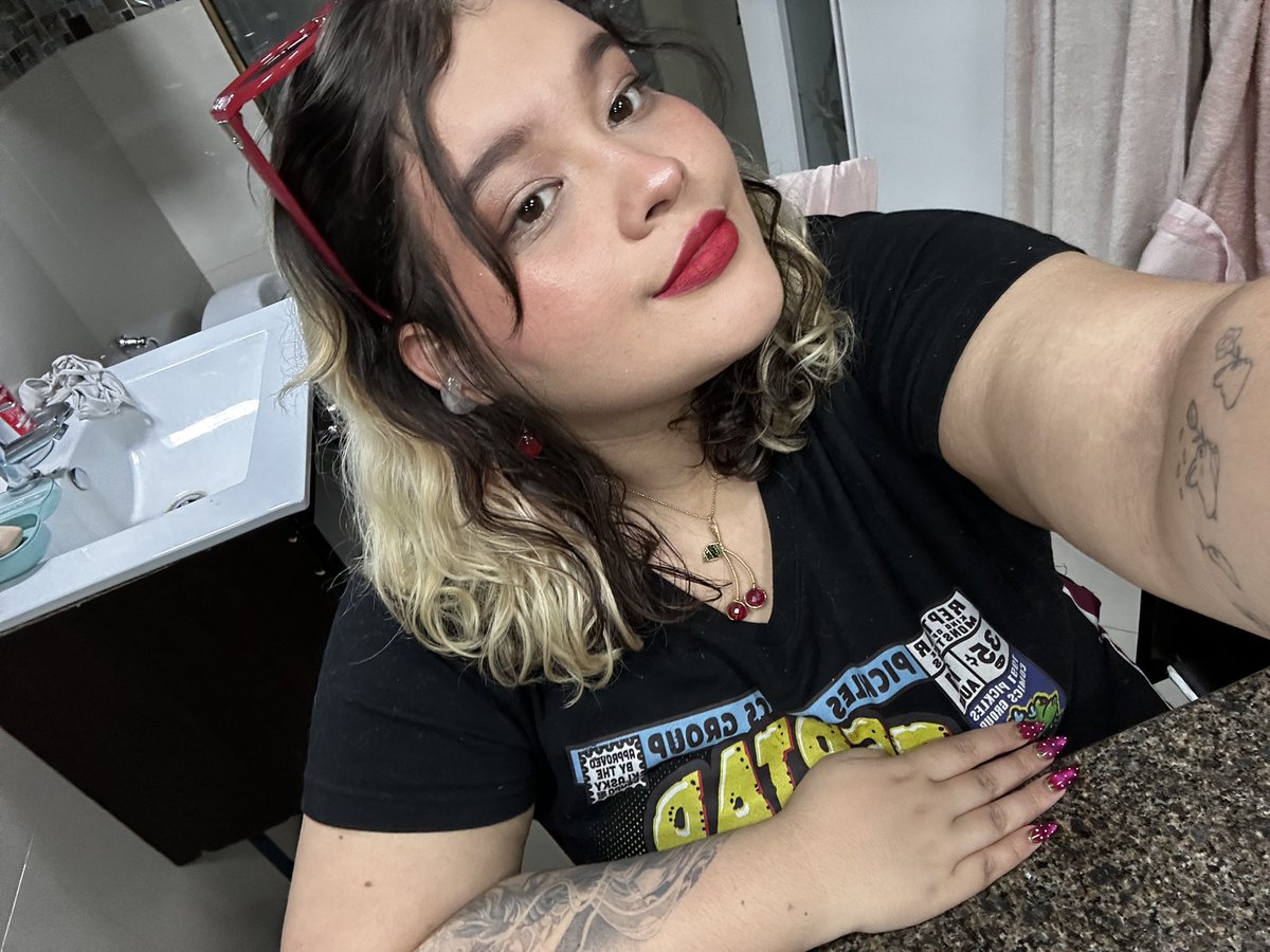 thecherrybonbon's tweet photo. Labios rojos para comerme al mundo ❤️ https://t.co/jkiG3Sy0Di