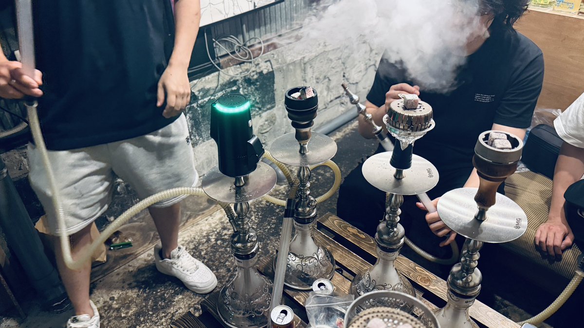 yu_Hookah's tweet photo. 深夜のシーシャ会お呼ばれしました！

ハリさんありがとうございます✨️

濃いメンツと ゆるっとコアなお話できて
すごく学びありました🫧
ひさしぶりに会えたひとたちもいて幸♡

みなさまありがとうございました！ https://t.co/TmNiRLY4CE