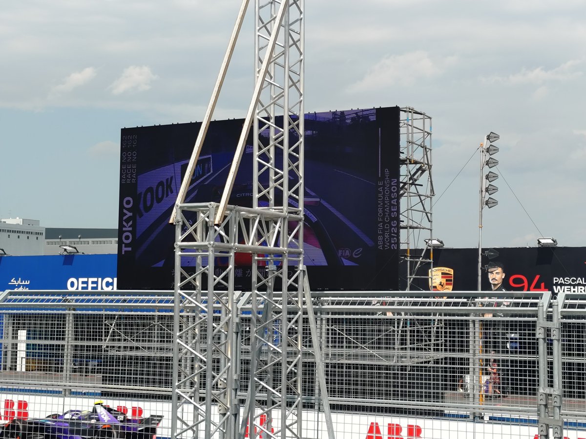 Feiron08's tweet photo. @yamaha_race 昨日の日産応援席ではコースから向かって左側のエリアばかりがひいきされて寂しかったので、今日のヤマハ応援席では右側をひいきして下さい。割と切にお願いします。 https://t.co/OA5mwLKfja