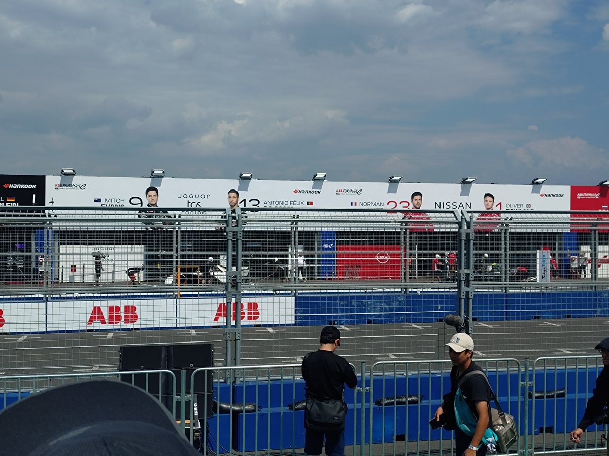 Feiron08's tweet photo. @yamaha_race 昨日の日産応援席ではコースから向かって左側のエリアばかりがひいきされて寂しかったので、今日のヤマハ応援席では右側をひいきして下さい。割と切にお願いします。 https://t.co/OA5mwLKfja
