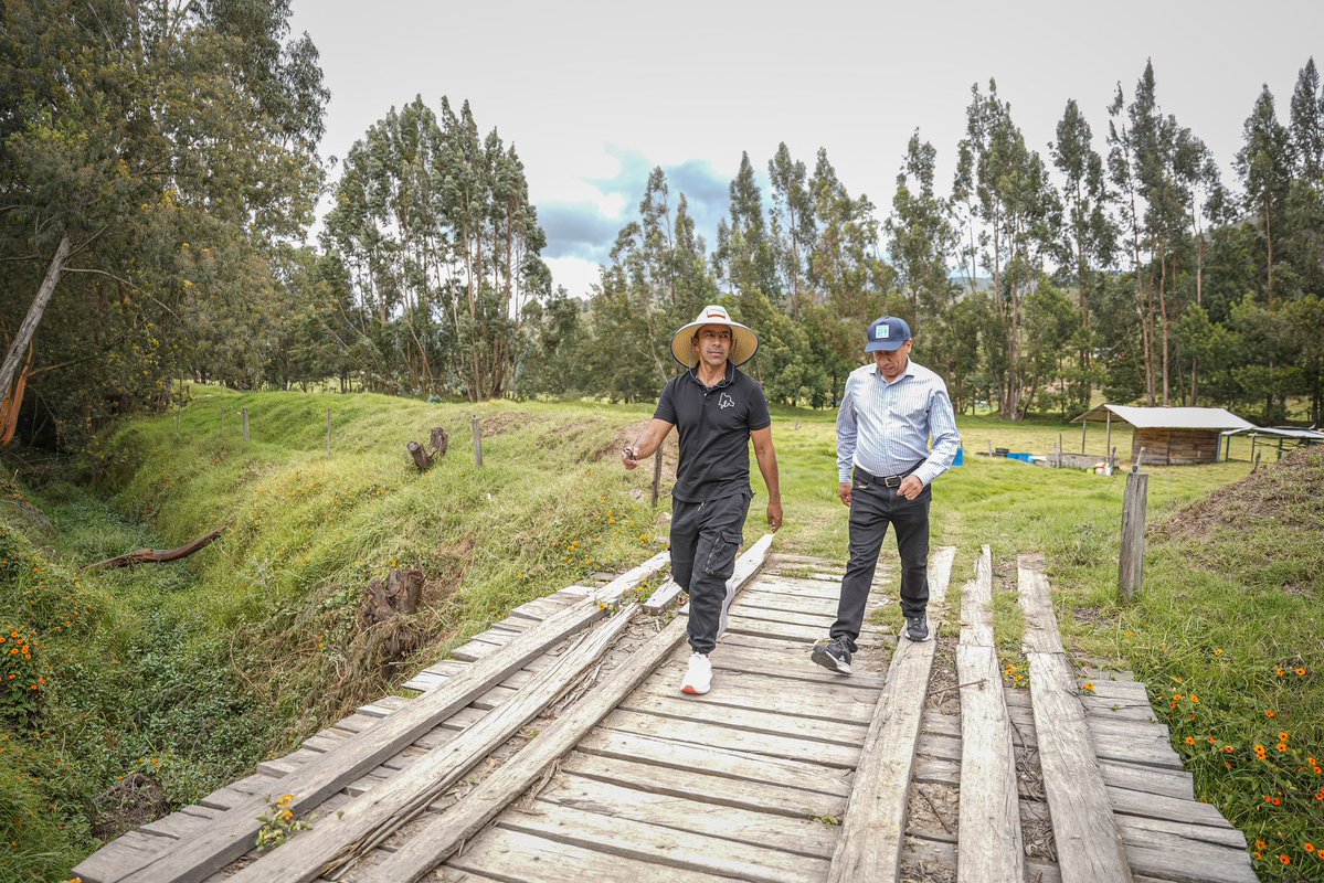 JorgeEmilioRey's tweet photo. Cucunubá necesita garantizar el abastecimiento de agua para los próximos años. Por eso, destinamos $1.700 millones para actualizar los estudios y diseños que permitirán determinar la viabilidad de un nuevo pozo profundo en el sector Casa de Lata, una alternativa que fortalecería el suministro de agua para el municipio a mínimo 20 años.

El proyecto, liderado por las Empresas Públicas de Cundinamarca (@epcundi), contempla tres etapas: 1) complementar los estudios técnicos existentes, 2) obtener los permisos de prospección y exploración ante la CAR para evaluar la capacidad del acuífero y 3) tramitar posteriormente la concesión de aguas que permita su aprovechamiento.

Esperamos iniciar este proceso antes de finalizar el mes de julio y desarrollarlo en un plazo aproximado de ocho meses.

Junto al alcalde Mario Alexander Bello trabajamos en soluciones que respondan no solo a las necesidades de hoy, sino también al crecimiento futuro de Cucunubá y a la seguridad hídrica de sus habitantes.

#AndoCumpliendo con el mejoramiento de los servicios públicos en Cundinamarca.