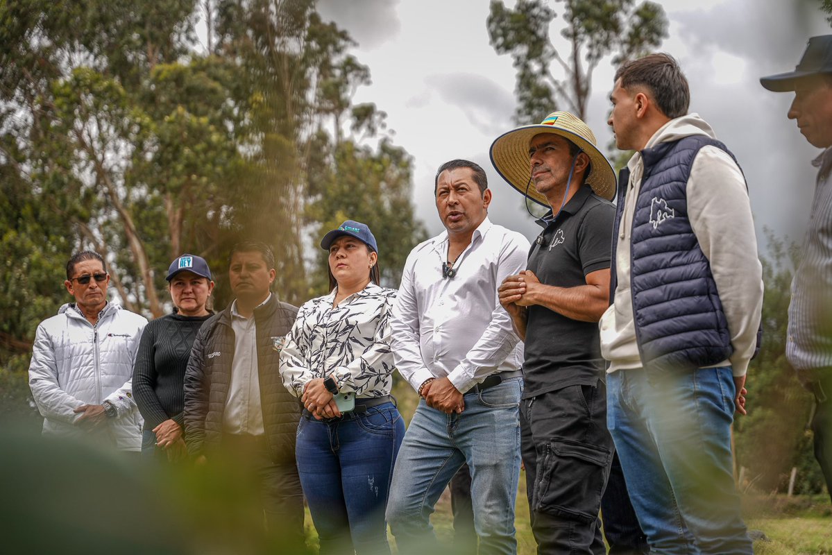 JorgeEmilioRey's tweet photo. Cucunubá necesita garantizar el abastecimiento de agua para los próximos años. Por eso, destinamos $1.700 millones para actualizar los estudios y diseños que permitirán determinar la viabilidad de un nuevo pozo profundo en el sector Casa de Lata, una alternativa que fortalecería el suministro de agua para el municipio a mínimo 20 años.

El proyecto, liderado por las Empresas Públicas de Cundinamarca (@epcundi), contempla tres etapas: 1) complementar los estudios técnicos existentes, 2) obtener los permisos de prospección y exploración ante la CAR para evaluar la capacidad del acuífero y 3) tramitar posteriormente la concesión de aguas que permita su aprovechamiento.

Esperamos iniciar este proceso antes de finalizar el mes de julio y desarrollarlo en un plazo aproximado de ocho meses.

Junto al alcalde Mario Alexander Bello trabajamos en soluciones que respondan no solo a las necesidades de hoy, sino también al crecimiento futuro de Cucunubá y a la seguridad hídrica de sus habitantes.

#AndoCumpliendo con el mejoramiento de los servicios públicos en Cundinamarca.